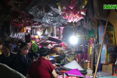 Hàng hóa cho "cõi âm", người bán đến khuya, người than ế khách