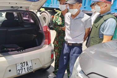 Vây bắt ô tô chở 5kg ma túy đá