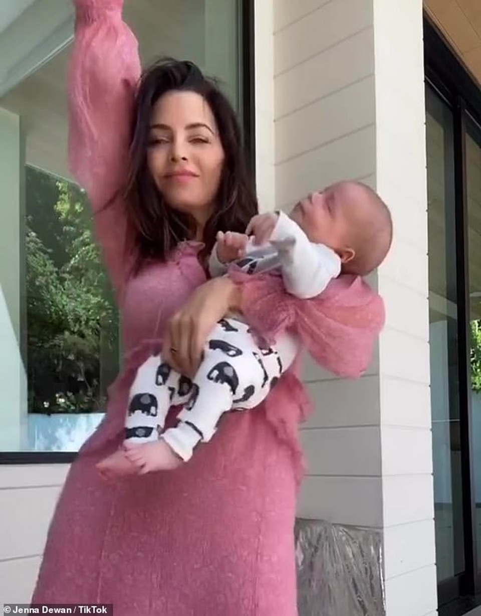 Tình cũ Ronaldo chơi đùa cùng con trên phố - 7