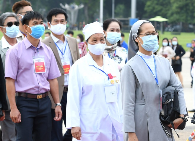 Đoàn 400 tấm gương sáng thầm lặng vì cộng đồng vào Lăng viếng Bác - 7 Đoàn 400 tấm gương sáng thầm lặng vì cộng đồng vào Lăng viếng Bác - 7