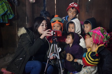 Hoa hậu Mỹ Linh bất ngờ làm MC hiện trường bản tin thời sự của VTV