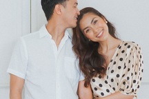 Tăng Thanh Hà tình tứ bên chồng thiếu gia kỷ niệm 10 năm bên nhau