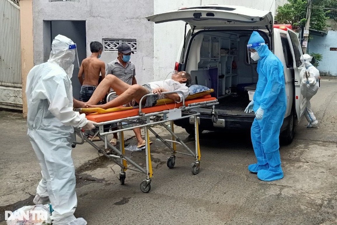 Bác sĩ TPHCM 8 tháng chống dịch mòn mỏi vẫn chưa nhận tiền làm ngoài giờ - 1