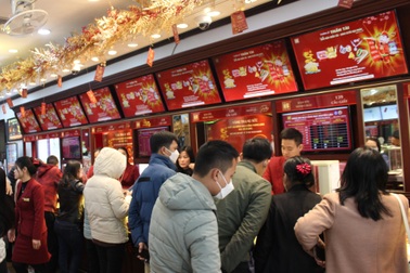 Vía Thần Tài chưa đến, người dân ở Hà Nội đã chen chúc mua vàng