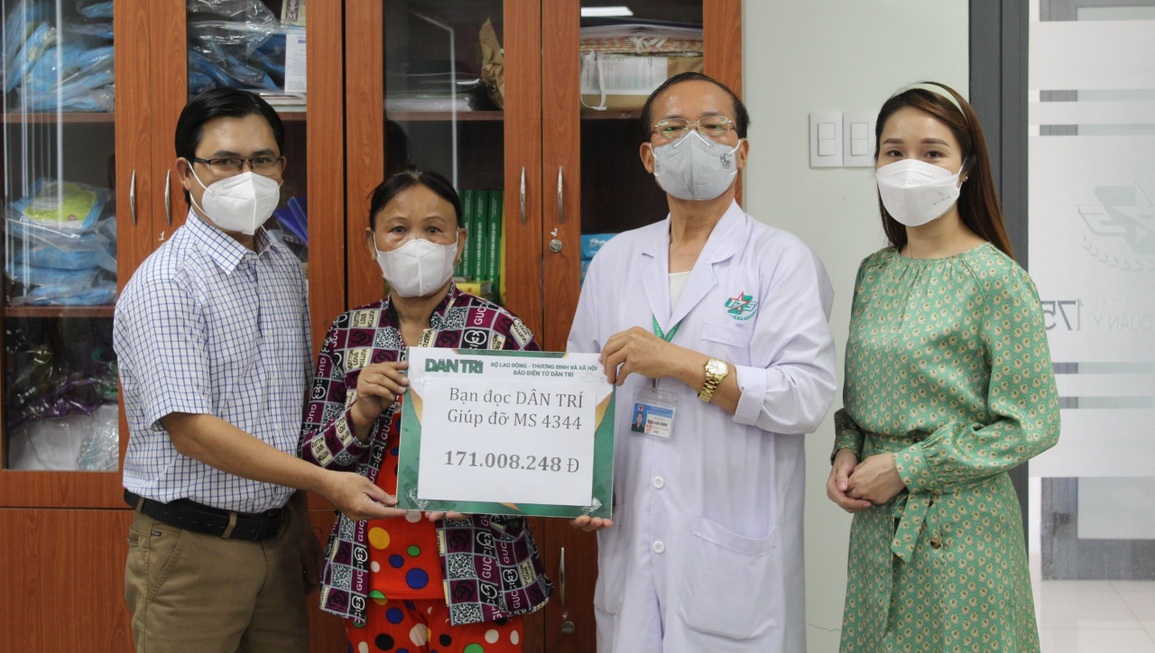 Gia đình Quốc Thư nhường một phần hỗ trợ của bạn đọc cho bệnh nhân khó khăn - 1 Gia đình Quốc Thư nhường một phần hỗ trợ của bạn đọc cho bệnh nhân khó khăn - 1
