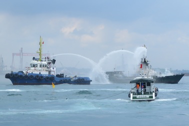 "Giải cứu" tình huống 2 tàu hàng đâm nhau tại cảng Dung Quất