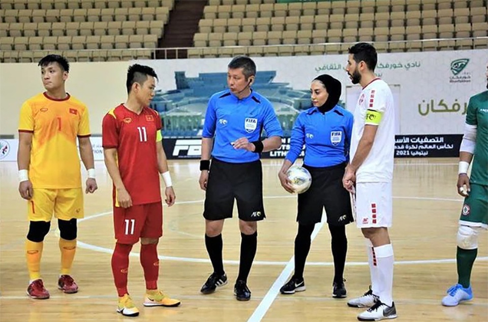 Vẻ đẹp ấn tượng nữ trọng tài bắt trận đấu của futsal Việt Nam - 1 Vẻ đẹp ấn tượng nữ trọng tài bắt trận đấu của futsal Việt Nam - 1