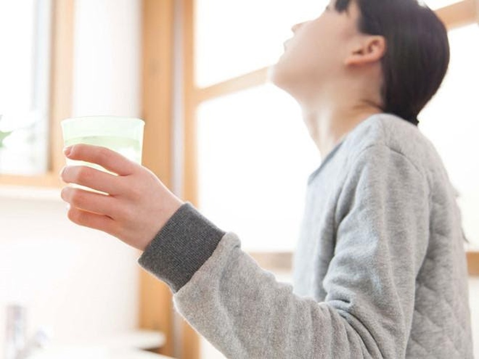 Súc miệng, súc họng sát khuẩn: Chọn loại nào để có tác dụng kéo dài nhất? - 1 Súc miệng, súc họng sát khuẩn: Chọn loại nào để có tác dụng kéo dài nhất? - 1