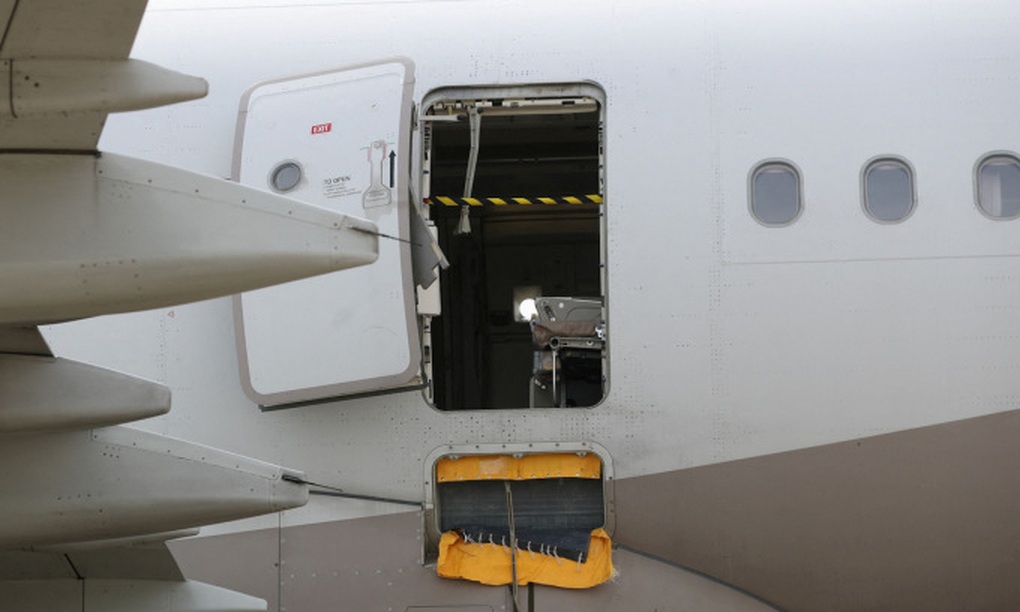 Cửa thoát hiểm máy bay mở tung ở độ cao hàng trăm mét, khách hoảng loạn - 2 Cửa thoát hiểm máy bay mở tung ở độ cao hàng trăm mét, khách hoảng loạn - 2