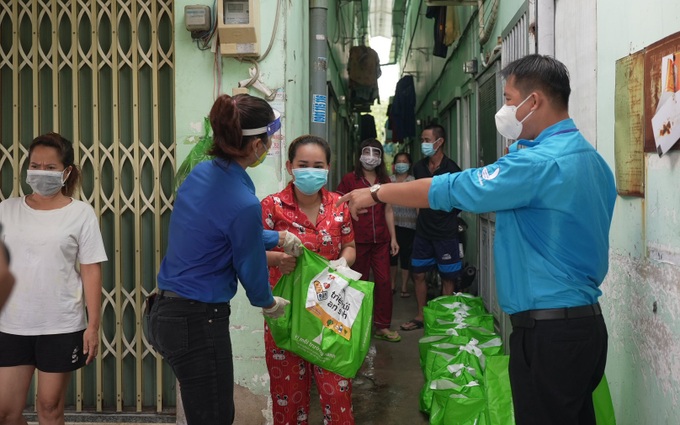 Tỉnh Đoàn Bến Tre trao tặng “Túi an sinh” đến người dân có hoàn cảnh khó khăn