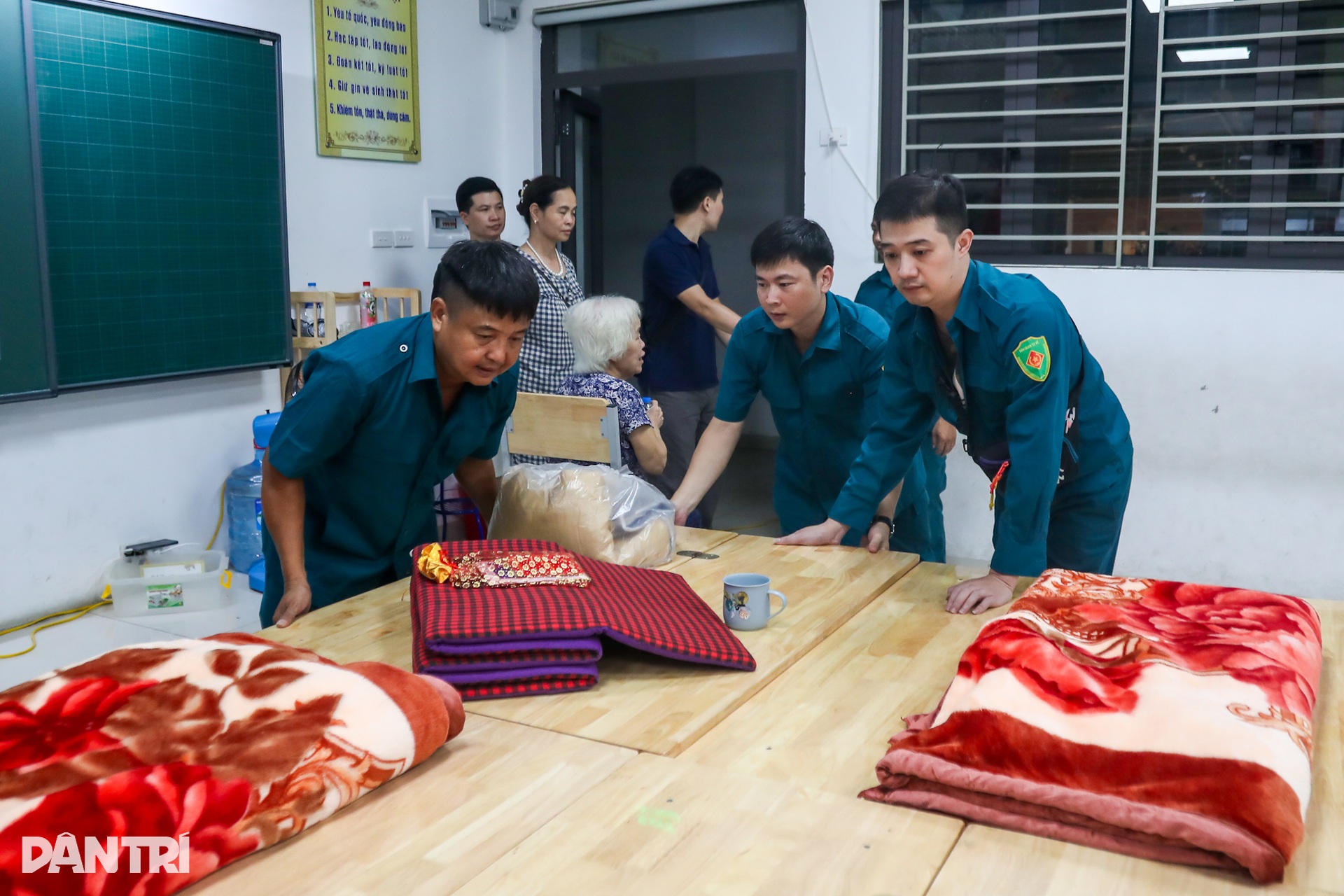 Hà Nội di dời trong đêm 160 người dân khỏi nhà tập thể cũ để tránh bão Yagi - 10 Hà Nội di dời trong đêm 160 người dân khỏi nhà tập thể cũ để tránh bão Yagi - 10