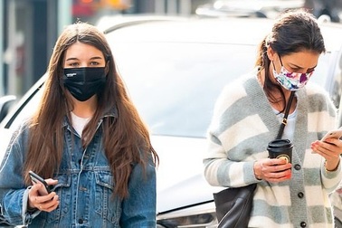 Katie Holmes cùng con gái đi sắm đồ Giáng sinh