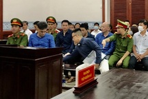 Công chức hải quan buôn lậu 214 container