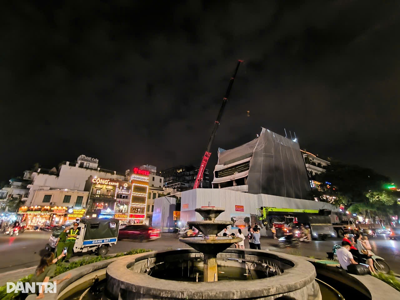 Hà Nội đang phá dỡ tòa nhà Hàm cá mập - 2