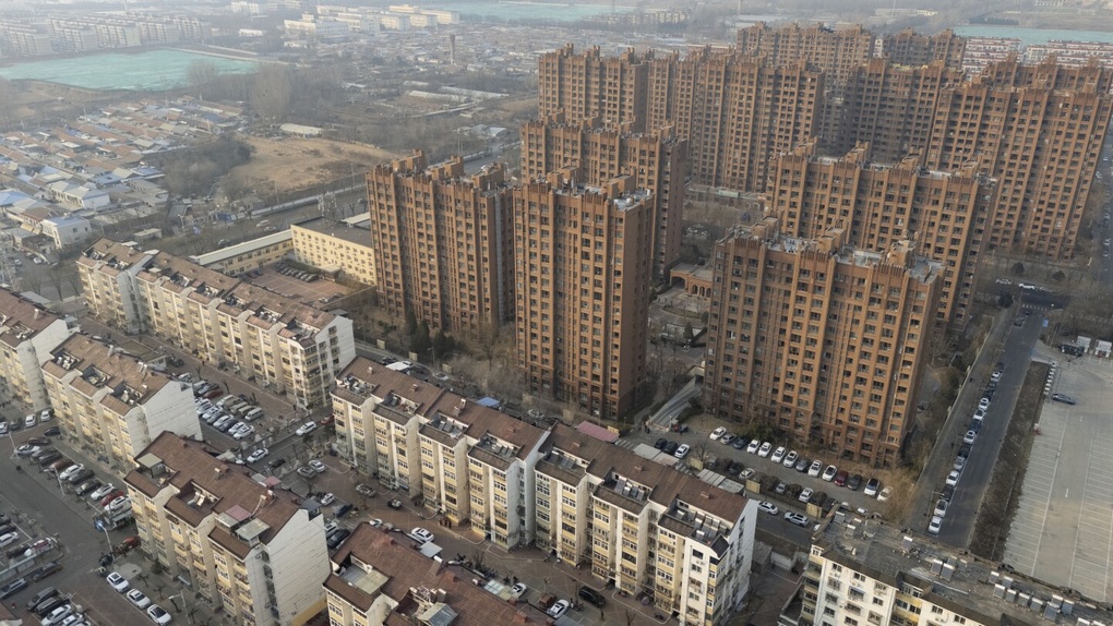 Bất động sản Trung Quốc khủng hoảng, chủ nhà dán bùa, lên chùa cầu thoát lỗ - 1