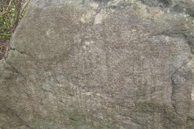 Bảo vệ tảng đá “lạ” bị nhiều người đào bới để tìm kho báu