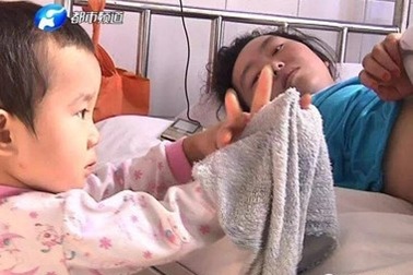 Bé gái 3 tuổi một mình chăm mẹ khiến hàng triệu trái tim rung động