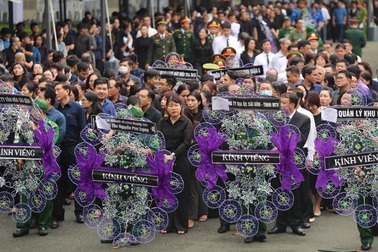 Người dân TPHCM dãi nắng, dầm mưa chờ viếng Tổng Bí thư Nguyễn Phú Trọng