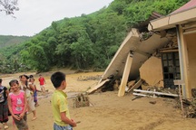 Tan hoang trường học sau cơn lũ đi qua 