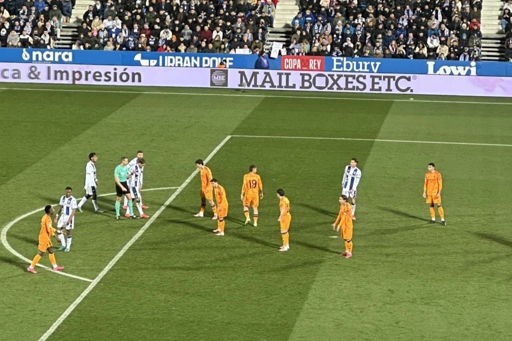 Modric reprendió a Vinicius en el campo, el entrenador Ancelotti lo apoyó - 1 Modric mắng Vinicius trên sân, HLV Anceloti ủng hộ - 1