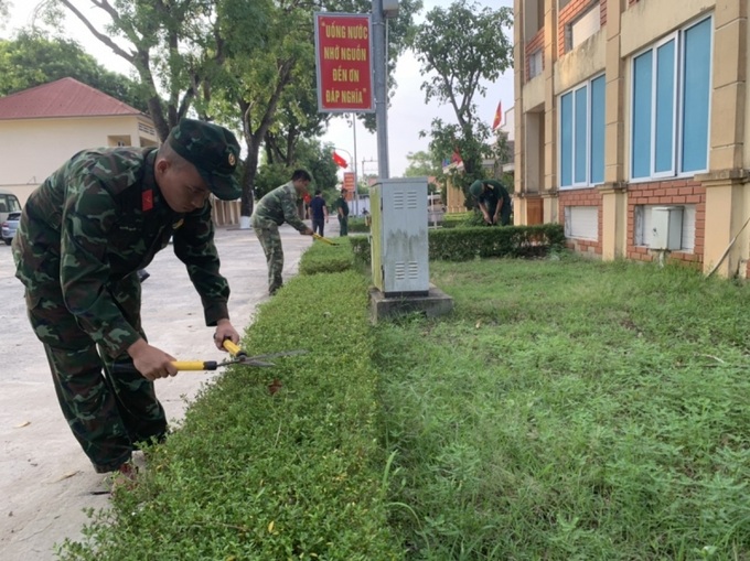 Chăm sóc cây, vệ sinh môi trường khuôn viên Trung tâm 