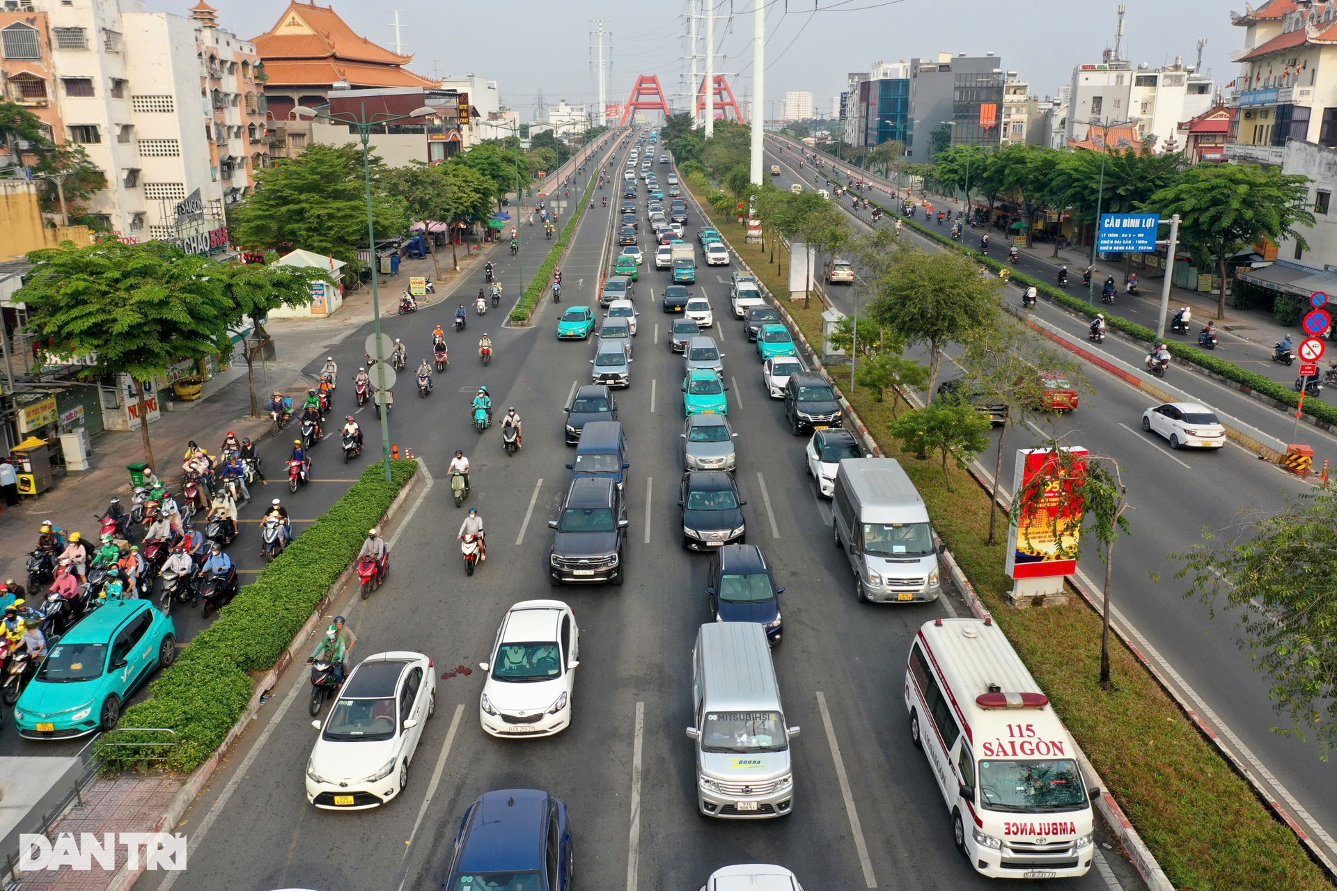 Cửa ngõ TPHCM, sân bay Tân Sơn Nhất kẹt cứng khi người dân về quê nghỉ Tết - 9