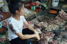 Bán thịt lợn giá rẻ, người phụ nữ bị đổ chất bẩn vào người