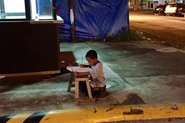 Hình ảnh những em bé nghèo hiếu học khiến cả thế giới cảm động - 1