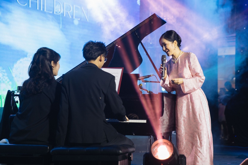 Con trai 17 tuổi của Hà Kiều Anh gây chú ý khi đệm đàn cho diva Hồng Nhung - 1 Con trai 17 tuổi của Hà Kiều Anh gây chú ý khi đệm đàn cho diva Hồng Nhung - 1