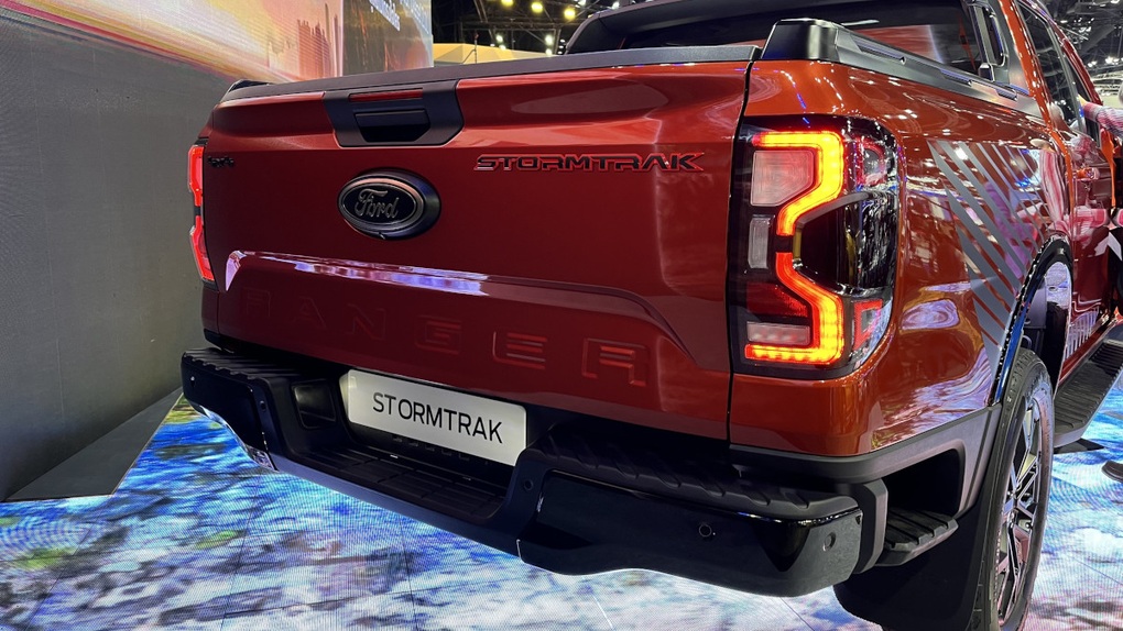 Cận cảnh Ford Ranger Stormtrak sắp bán ở Việt Nam, thêm khó cho đối thủ - 6 Cận cảnh Ford Ranger Stormtrak sắp bán ở Việt Nam, thêm khó cho đối thủ - 6