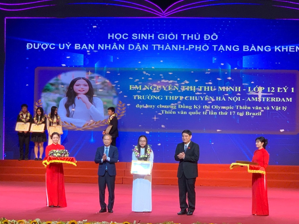 851 học sinh Hà Nội cúi đầu cảm ơn cha mẹ trong lễ vinh danh - 1 851 học sinh Hà Nội cúi đầu cảm ơn cha mẹ trong lễ vinh danh - 1