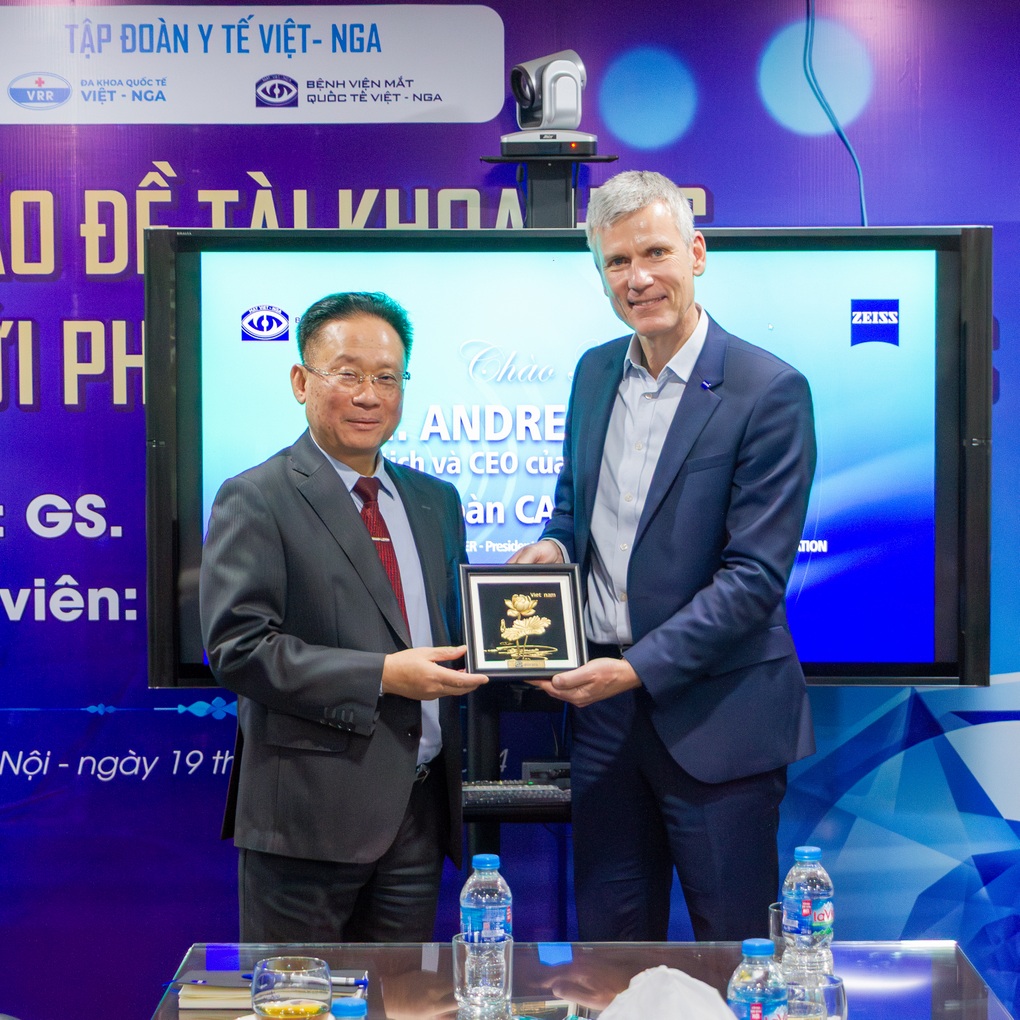 Chủ tịch, CEO toàn cầu tập đoàn Carl Zeiss thăm Bệnh viện Mắt Quốc tế Việt - Nga - 4 Chủ tịch, CEO toàn cầu tập đoàn Carl Zeiss thăm Bệnh viện Mắt Quốc tế Việt - Nga - 4