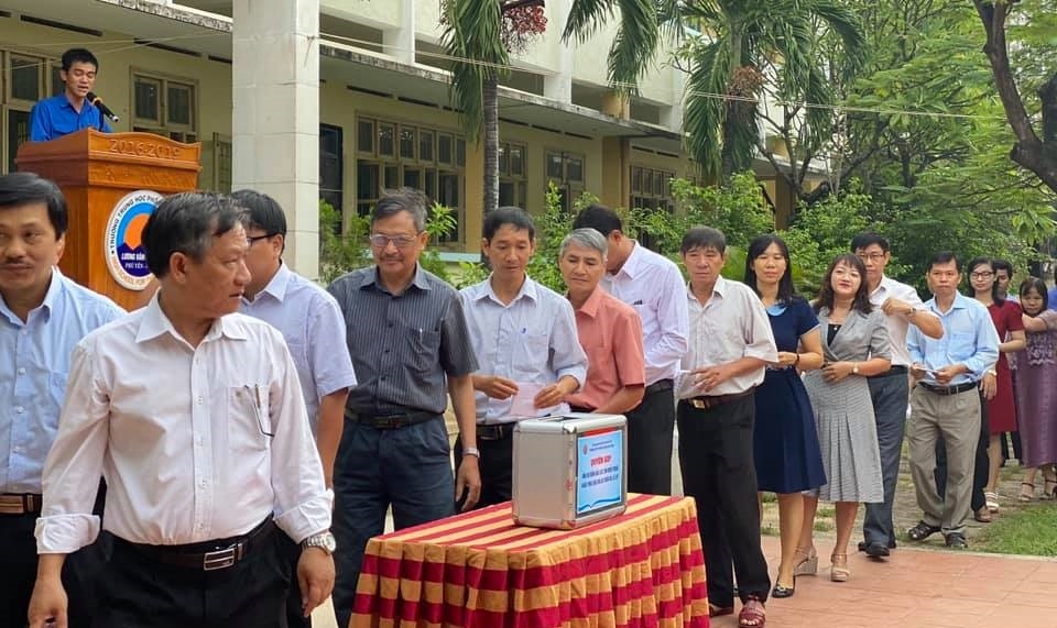 Thầy trò quyên góp sách vở và tiền hỗ trợ học sinh, người dân vùng lũ - 1 Thầy trò quyên góp sách vở và tiền hỗ trợ học sinh, người dân vùng lũ - 1
