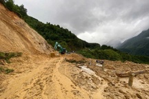 Sạt lở trên quốc lộ 4D, người đàn ông đi xe máy bị đất đá vùi tử vong