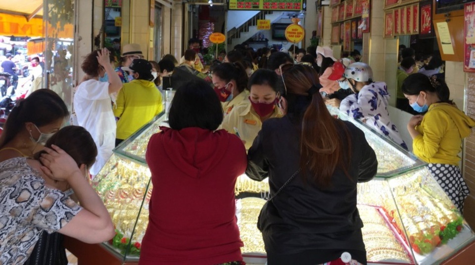 TPHCM: Người dân đổ xô mua vàng trước ngày vía Thần Tài - 1 TPHCM: Người dân đổ xô mua vàng trước ngày vía Thần Tài - 1