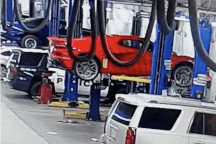 Xe thể thao đắt tiền rơi tan nát vì sự cố không hiếm gặp khi dùng cầu nâng