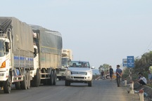 Xe tải né trạm cân, quốc lộ tiếp tục ách tắc