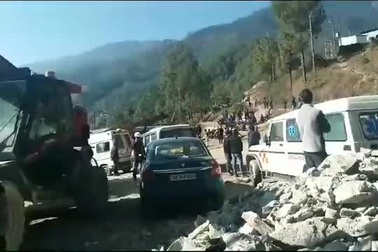 Ấn Độ chạy đua thời gian cứu 40 người mắc kẹt vì sập hầm