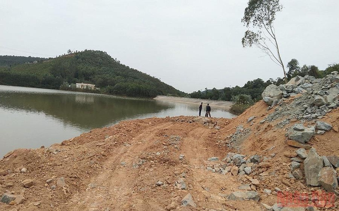 Vĩnh Phúc: Ngang nhiên đổ đất, lấn chiếm hồ ở thành phố Phúc Yên - 2 Vĩnh Phúc: Ngang nhiên đổ đất, lấn chiếm hồ ở thành phố Phúc Yên - 2