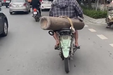 Xe chở bình oxy đâm thủng Mercedes và câu hỏi về vấn nạn xe máy cũ nát?