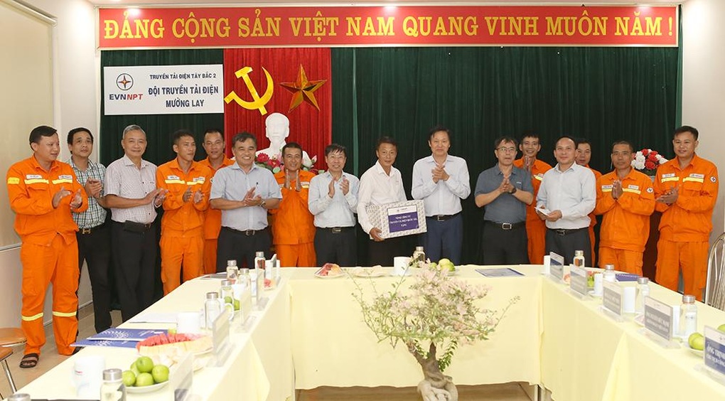 Tổng giám đốc EVNNPT kiểm tra vận hành tại Truyền tải điện Tây Bắc 2 - 12 Tổng giám đốc EVNNPT kiểm tra vận hành tại Truyền tải điện Tây Bắc 2 - 12
