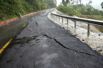 Sạt lở, sụt lún nghiêm trọng trên quốc lộ 24