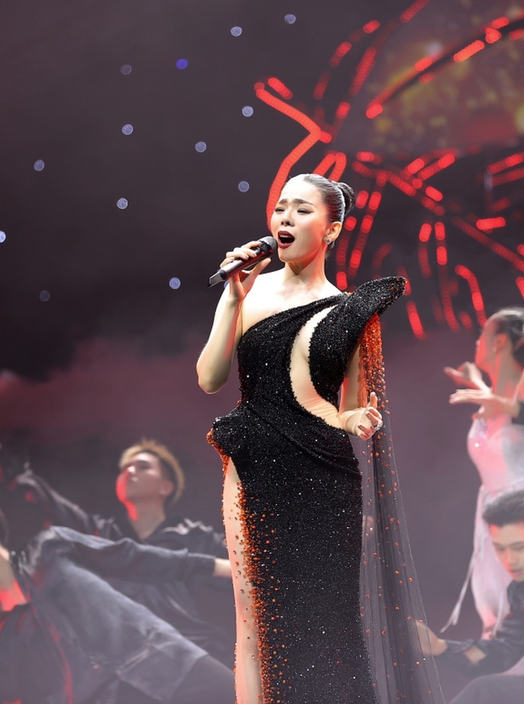 NTK Hoàng Hải: Lệ Quyên sở hữu sắc vóc hiếm có ở tuổi 42 - 8 NTK Hoàng Hải: Lệ Quyên sở hữu sắc vóc hiếm có ở tuổi 42 - 8