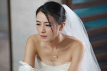 Mẹ chồng cũ bất ngờ đến mừng cưới, nói một câu khiến tôi bật khóc