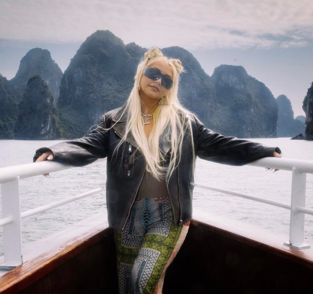 Ngôi sao Christina Aguilera đi trực thăng, lướt du thuyền ở Hạ Long - 5 Ngôi sao Christina Aguilera đi trực thăng, lướt du thuyền ở Hạ Long - 5