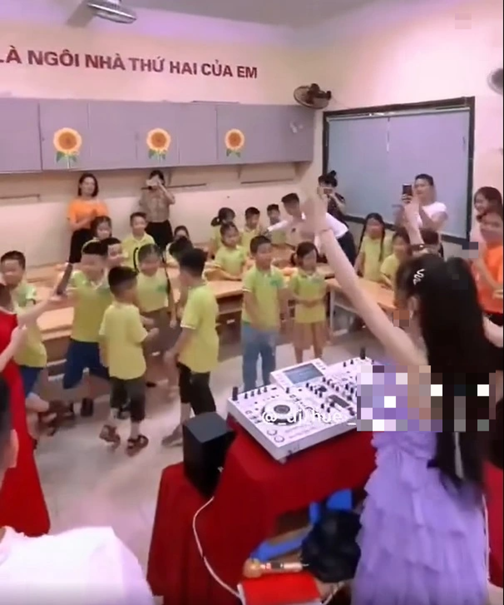 Phụ huynh xinh đẹp mang bàn DJ đến lớp khuấy động buổi liên hoan cuối năm - 1 Phụ huynh xinh đẹp mang bàn DJ đến lớp khuấy động buổi liên hoan cuối năm - 1