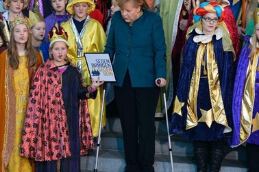 Thủ tướng Đức Merkel vừa hát vừa chống nạng 