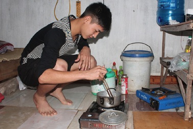 Cử nhân “gác” bằng đi làm công nhân