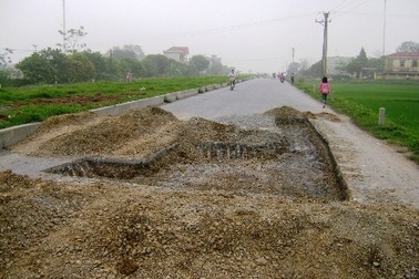 Đơn vị thi công đào hố không cảnh báo, người dân liên tiếp "dính bẫy"