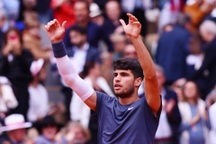 Alcaraz, Sinner tiến vào tứ kết Roland Garros